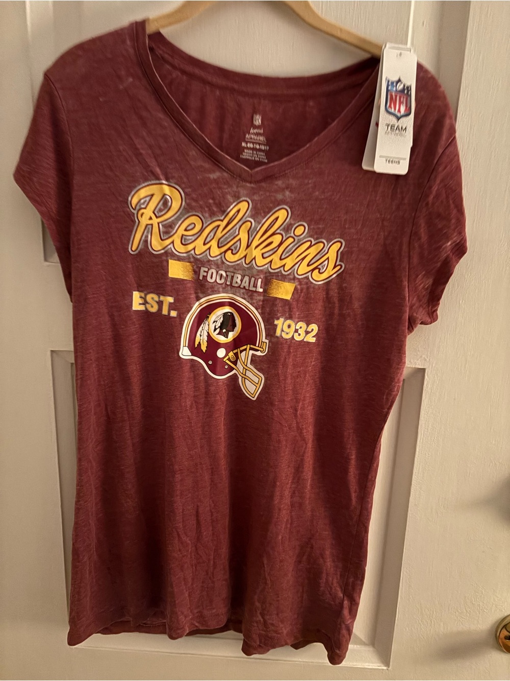 NFL Redskins Football V-Neck Red Size XL NWT